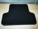 Alfombrilla trasera izquierda original Renault Clio IV negra