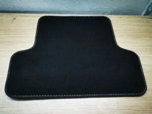 Alfombrilla trasera izquierda original Renault Clio IV negra